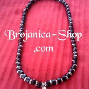 O147 Ogrlica od crnih perli kratka