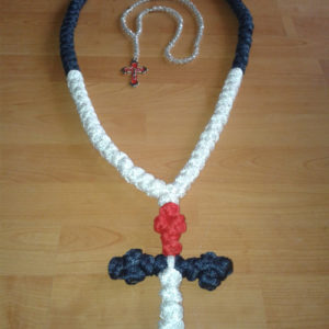 Ogrlica pletena trobojna obima 160 cm debljine čvora 30mm
